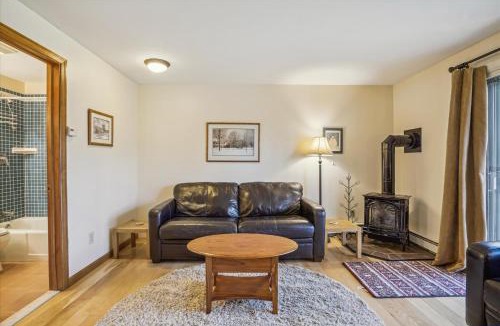 Killington House | Cozy One-Bedroom Edgemont Condo with Ski Access & Fireplace B3