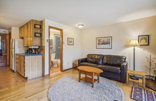 Killington House | Cozy One-Bedroom Edgemont Condo with Ski Access & Fireplace B3