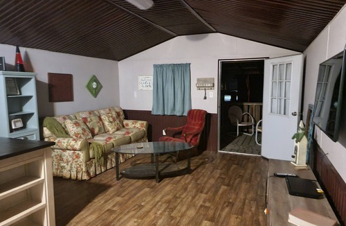 Van Zandt County Cabin | Cozy one bedroom one bath cabin with WiFi and AC/heat in quiet country setting.