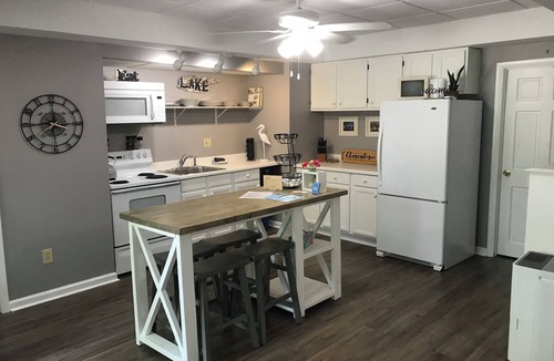 Durhamville House | Cozy one-bedroom rental steps from the lake with full amenities