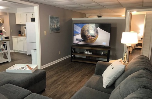 Durhamville House | Cozy one-bedroom rental steps from the lake with full amenities