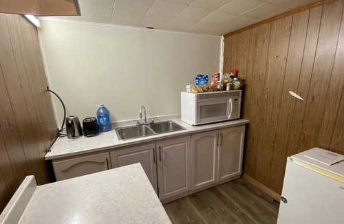 Grafton House | Cozy One-Bedroom Suite Moments from the Lake