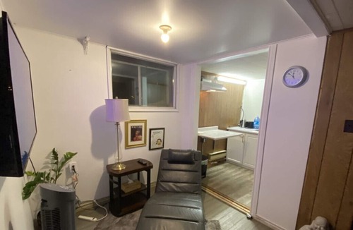 Grafton House | Cozy One-Bedroom Suite Moments from the Lake