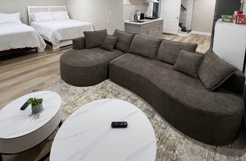 Sudbury House | Cozy Open-Concept Suite