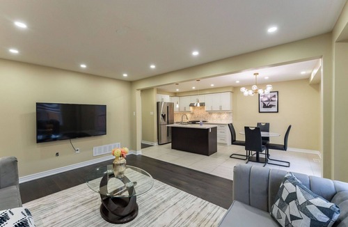 Lakeview House | Cozy Oshawa Family Escape