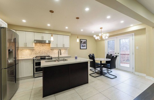 Lakeview House | Cozy Oshawa Family Escape