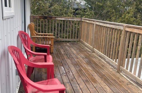 Brock Apartment | Cozy outbuilding apartment. Raised private deck. nWater front parkette.