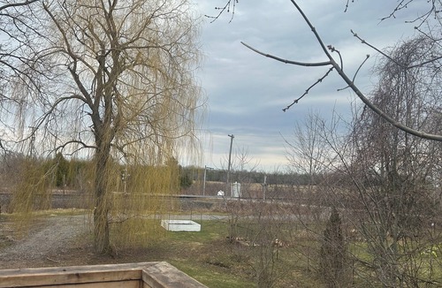 Brock Apartment | Cozy outbuilding apartment. Raised private deck. nWater front parkette.