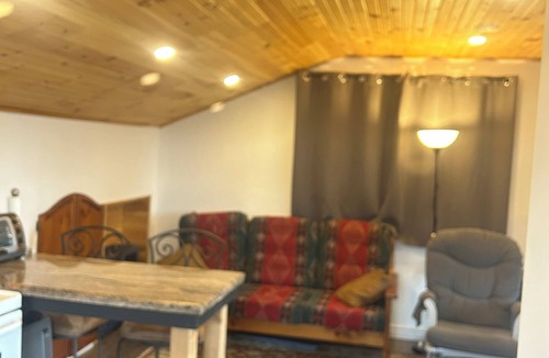 Brock Apartment | Cozy outbuilding apartment. Raised private deck. nWater front parkette.