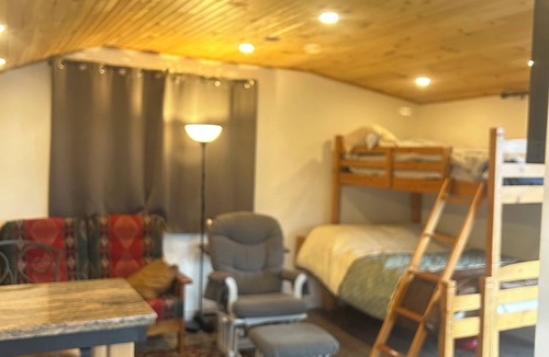 Brock Apartment | Cozy outbuilding apartment. Raised private deck. nWater front parkette.