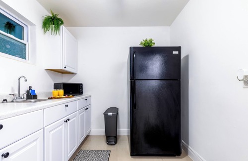 Flamingo Parks Apartment | Cozy Palm Beach Stay 5min Downtown Pets OK