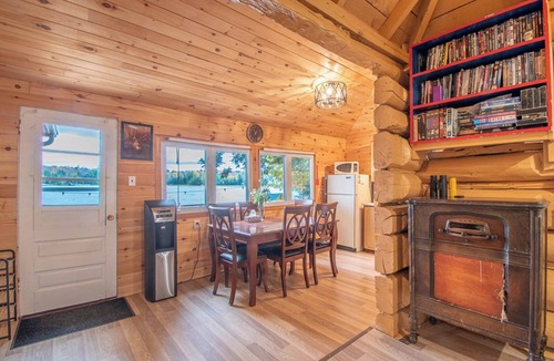 Ryerson Cottage | Cozy Paradise - Four Bedroom Cottage, Sleeps 8