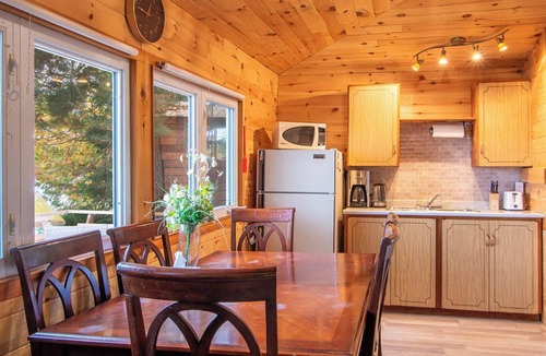 Ryerson Cottage | Cozy Paradise - Four Bedroom Cottage, Sleeps 8