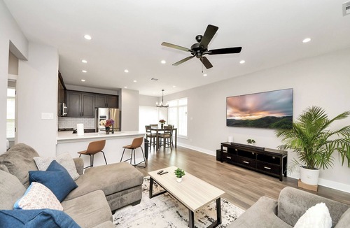 Clodine House | Cozy Paradise W/Gameroom - Sleeps 8 - King Bed