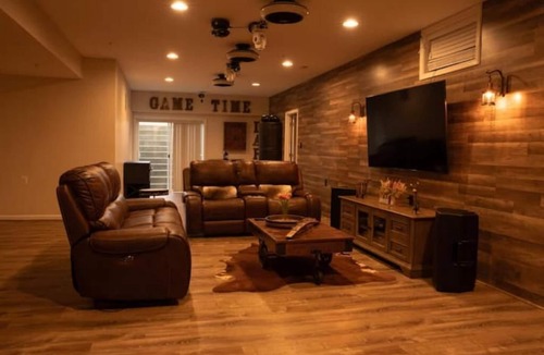 Urbana House | Cozy Peaceful Basement Cabin Vibes