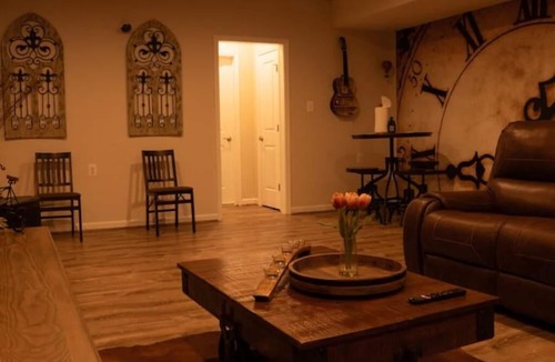 Urbana House | Cozy Peaceful Basement Cabin Vibes