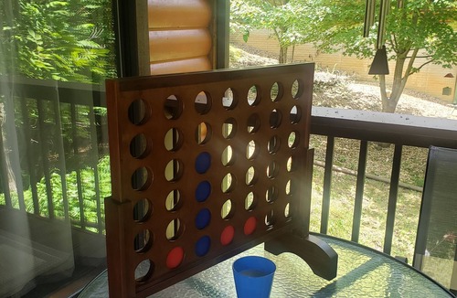 Golden Cabin | Cozy peaceful cabin with games, massage chair and fire pit! Bring your kayaks!