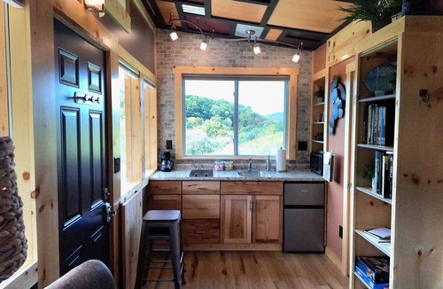 Kantner Cabin | "Cozy, Peaceful Tiny House with Mountain Views, Short Walk from Parking"