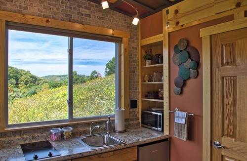 Kantner Cabin | "Cozy, Peaceful Tiny House with Mountain Views, Short Walk from Parking"