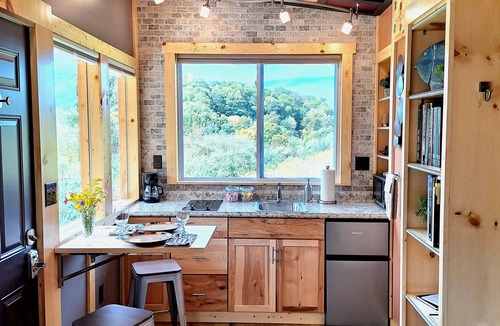 Kantner Cabin | "Cozy, Peaceful Tiny House with Mountain Views, Short Walk from Parking"