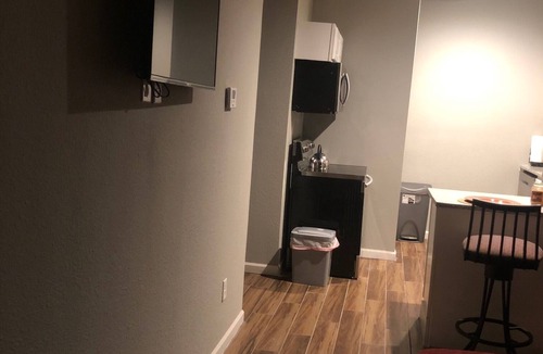 Willshire Terrace Cottage | Cozy, Pet friendly 1- bedroom cottage