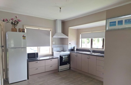 Kawhia House | Cozy Pet-Friendly Bach – Relax, Unwind or go Fishing!