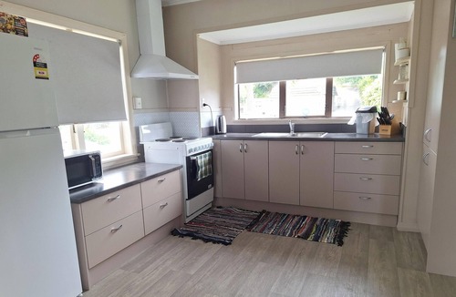 Kawhia House | Cozy Pet-Friendly Bach – Relax, Unwind or go Fishing!