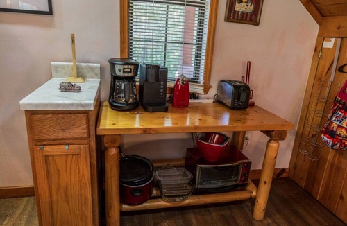 Sevierville Cabin | Cozy Pet Friendly Cabin! Pool Access, & Hot Tub!