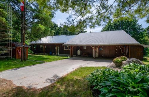South Bruce Peninsula House | Cozy Pet Friendly Getaway w Fireplace