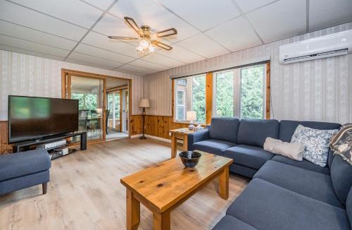 South Bruce Peninsula House | Cozy Pet Friendly Getaway w Fireplace