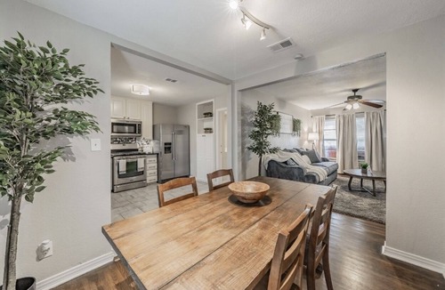 Fort Worth Cultural District House | Cozy Pet-Friendly Home Close to Everything-King Bed
