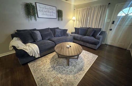 Fort Worth Cultural District House | Cozy Pet-Friendly Home Close to Everything-King Bed