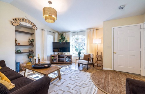 Mountain View House | Cozy, pet friendly Home, 3bd, 2ba in Bend