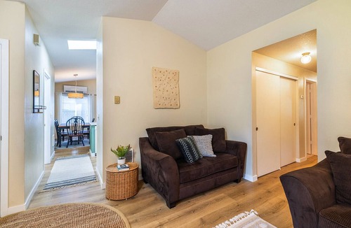 Mountain View House | Cozy, pet friendly Home, 3bd, 2ba in Bend