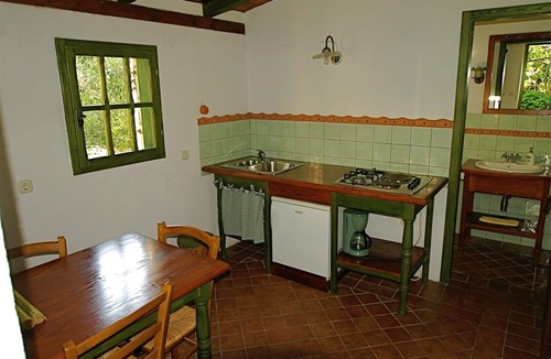 Veli Losinj Apartment | Cozy Pet-Friendly 1BR Apartment for 3