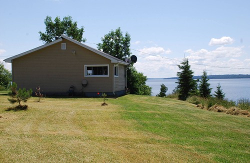 Guerin Cottage | Cozy & Pet-friendly Lakefront Cottage