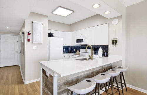 Orange Beach Condo | Cozy Pet Friendly Beachfront Retreat On Top Floor