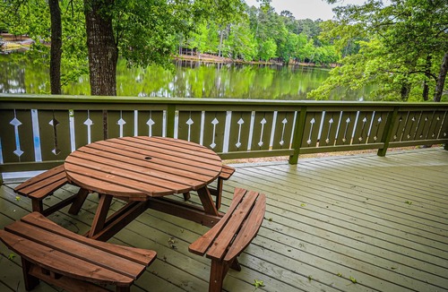 Pine Mountain House | Cozy pet friendly chalet overlooking Lake Innsbruck. Perfect fishing spot!