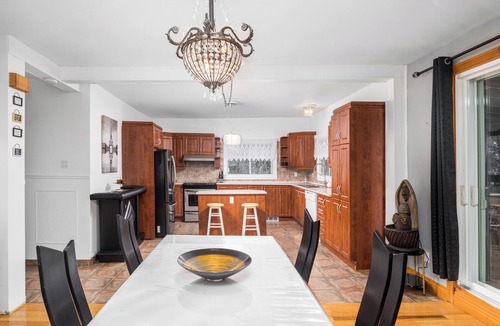 Mercier Ski Chalet | Cozy Pet-Friendly Waterfront Chalet