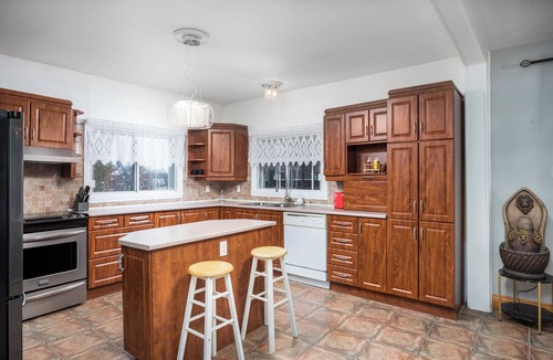 Mercier Ski Chalet | Cozy Pet-Friendly Waterfront Chalet