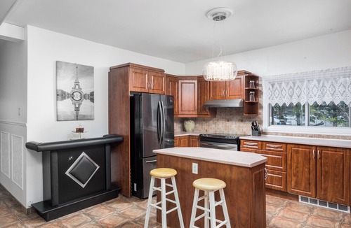 Mercier Ski Chalet | Cozy Pet-Friendly Waterfront Chalet