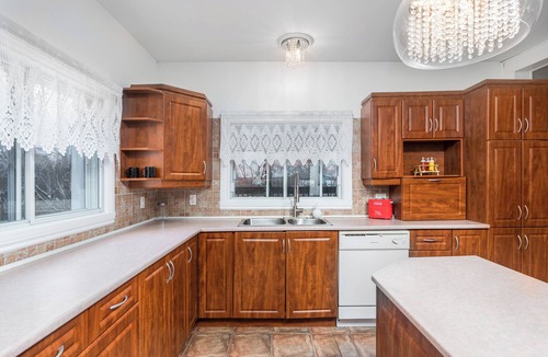 Mercier Ski Chalet | Cozy Pet-Friendly Waterfront Chalet
