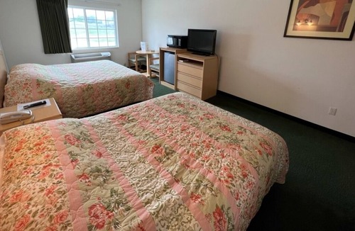 Red Bud Apartment | Cozy Petite King + Queen Suite in a Friendly Town!