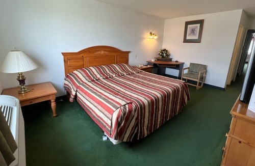 Red Bud Apartment | Cozy Petite King + Queen Suite in a Friendly Town!