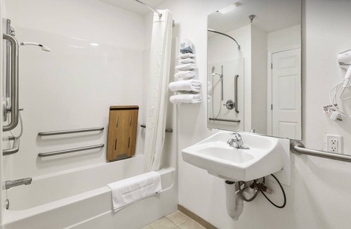 Red Bud Bed & Breakfast | Cozy Petite Queen Suite with Free Breakfast!