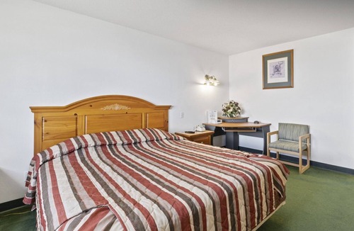 Renault Bed & Breakfast | Cozy Petite Single King Suite with Free Breakfast!