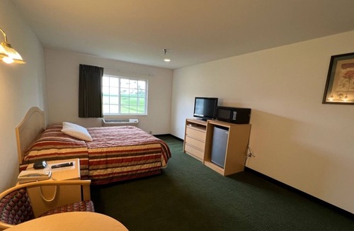 Renault Bed & Breakfast | Cozy Petite Single King Suite with Free Breakfast!