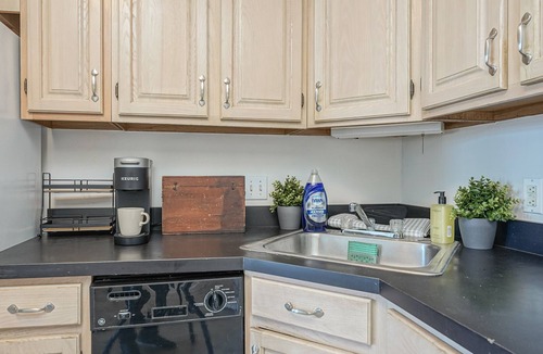 Queen Village Apartment | Cozy Philly Getaway