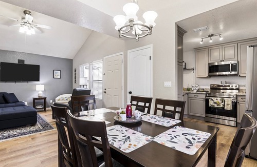East Morningside Condo | Cozy Phoenix Condo Near Biltmore | Pool & BBQ near Golf, Dining and Shops