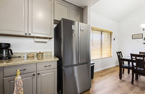 East Morningside Condo | Cozy Phoenix Condo Near Biltmore | Pool & BBQ near Golf, Dining and Shops